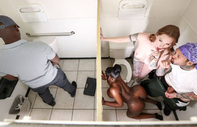 Групповой секс в туалете помог водителю обкончать девчонок
